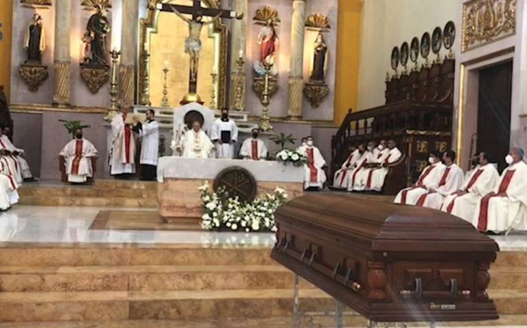 Cientos de fieles se aglomeran en catedral en las honras fúnebres del padre  