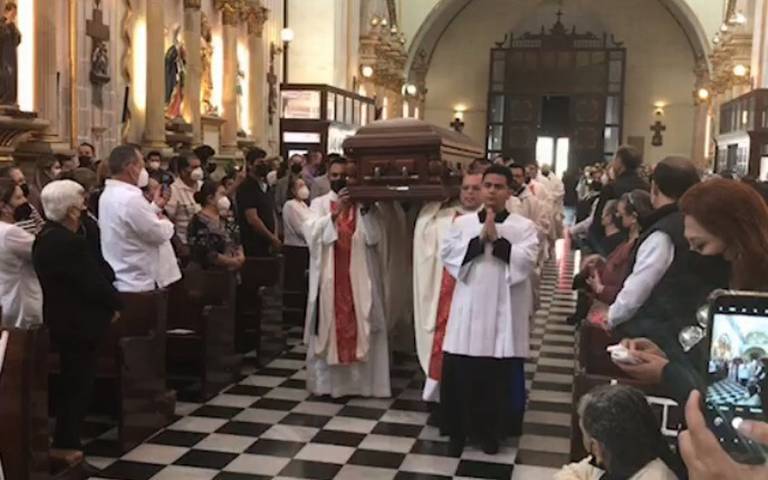 Cientos de fieles se aglomeran en catedral en las honras fúnebres del padre  