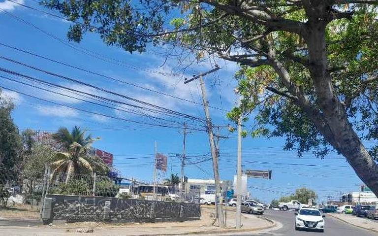 En riesgo habitantes del Centro por un poste a punto de colapsar - El Sol  de Mazatlán